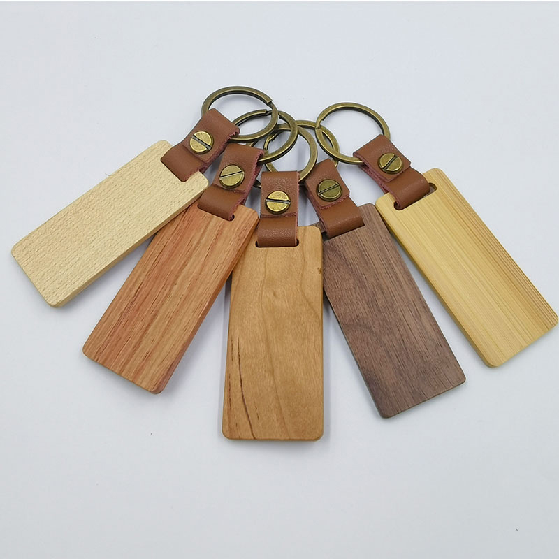 Personalisierter Schlüsselanhänger aus Leder und Holz mit leerem Namen in verschiedenen Stilen 