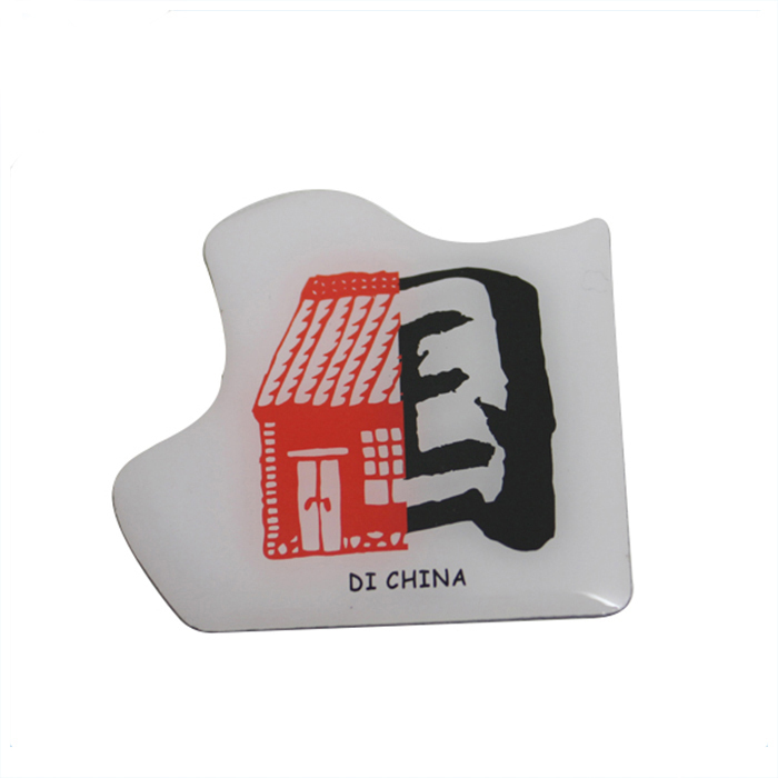 Unregelmäßig geformte Anstecknadel mit individuellem Logo und Offsetdruck