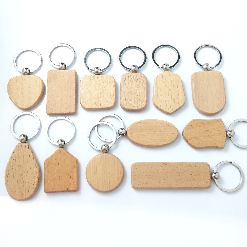 Lasergeschnittene Schlüsselanhänger aus Holz mit individuellem Namen