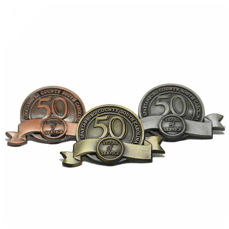Antike 3D-Jubiläums-Anstecknadel aus Metall