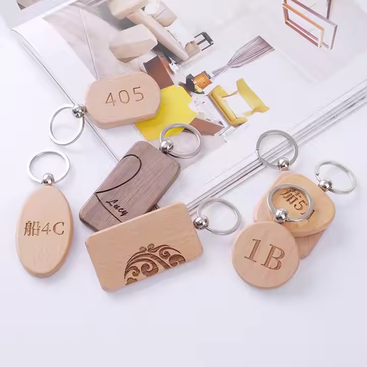 Lasergeschnittene Schlüsselanhänger aus Holz mit individuellem Namen