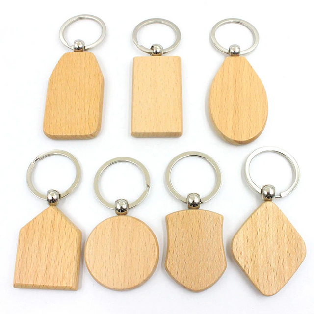 Lasergeschnittene Schlüsselanhänger aus Holz mit individuellem Namen