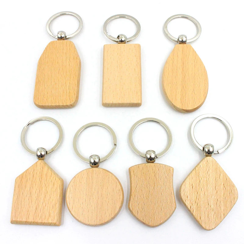 Lasergeschnittene Schlüsselanhänger aus Holz mit individuellem Namen