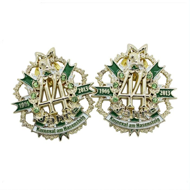 Anstecknadel aus weichem Emaille mit goldenem Kristall-Souvenir