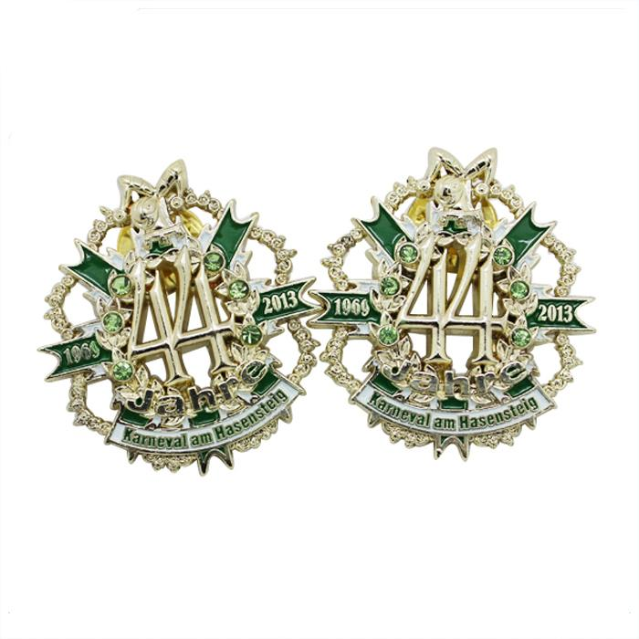 Anstecknadel aus weichem Emaille mit goldenem Kristall-Souvenir