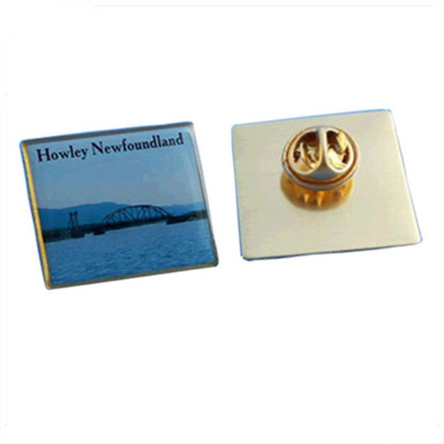 Anstecknadel aus Metall mit Küstenlandschaft, Offsetdruck