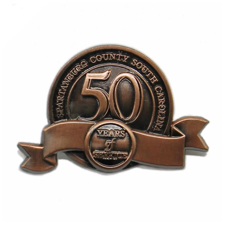 Antike 3D-Jubiläums-Anstecknadel aus Metall