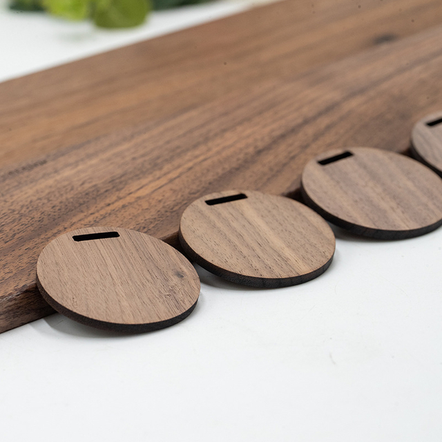 Personalisierter Rohling aus rundem Holz mit Namensgravur als Schlüsselanhänger