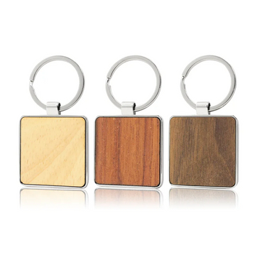 Quadratischer Schlüsselanhänger aus Holz